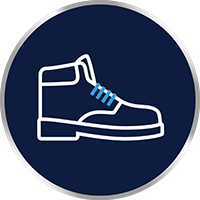 Personas que usan zapatos herméticos especiales